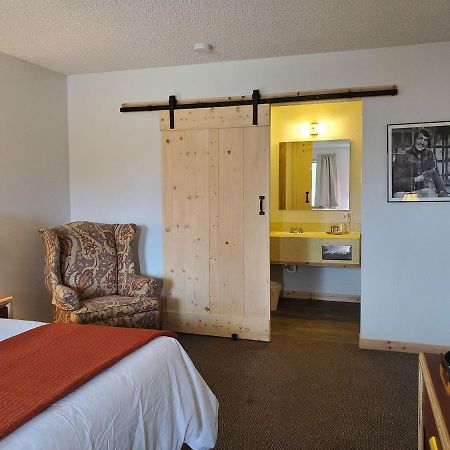 Warden Inn Deer Lodge Екстериор снимка