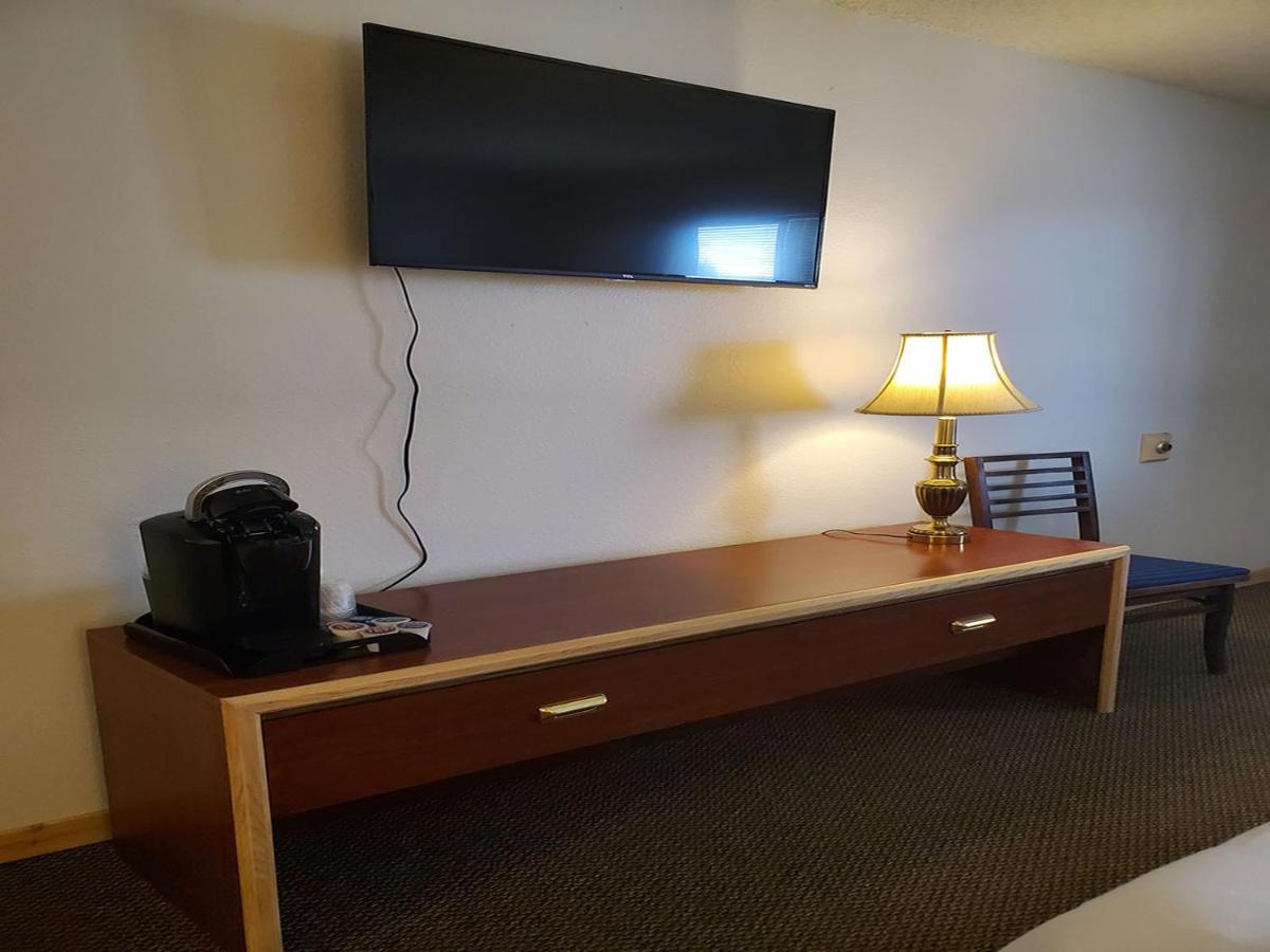 Warden Inn Deer Lodge Екстериор снимка