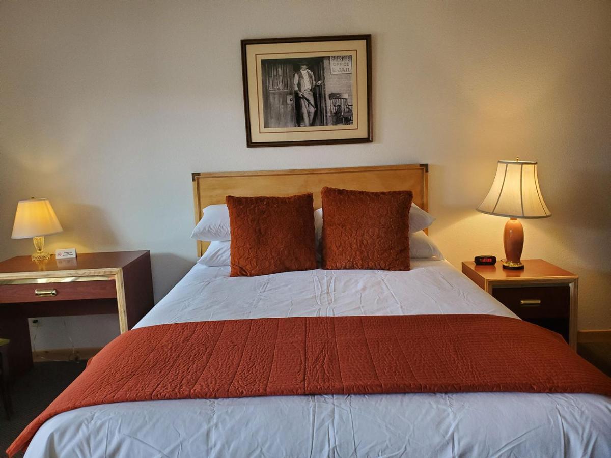 Warden Inn Deer Lodge Екстериор снимка