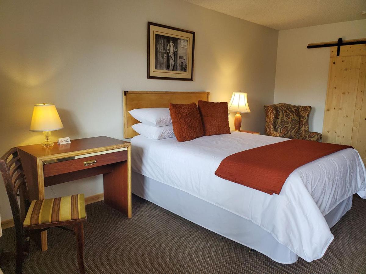 Warden Inn Deer Lodge Екстериор снимка
