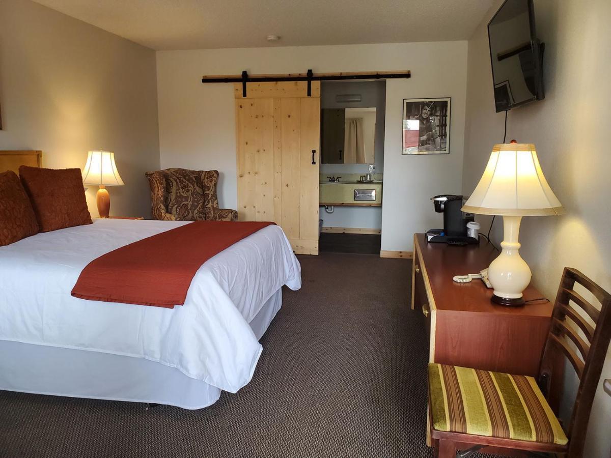 Warden Inn Deer Lodge Екстериор снимка